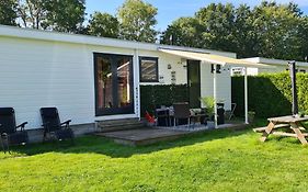 Gezellige Chalet Met Grote Privetuin.